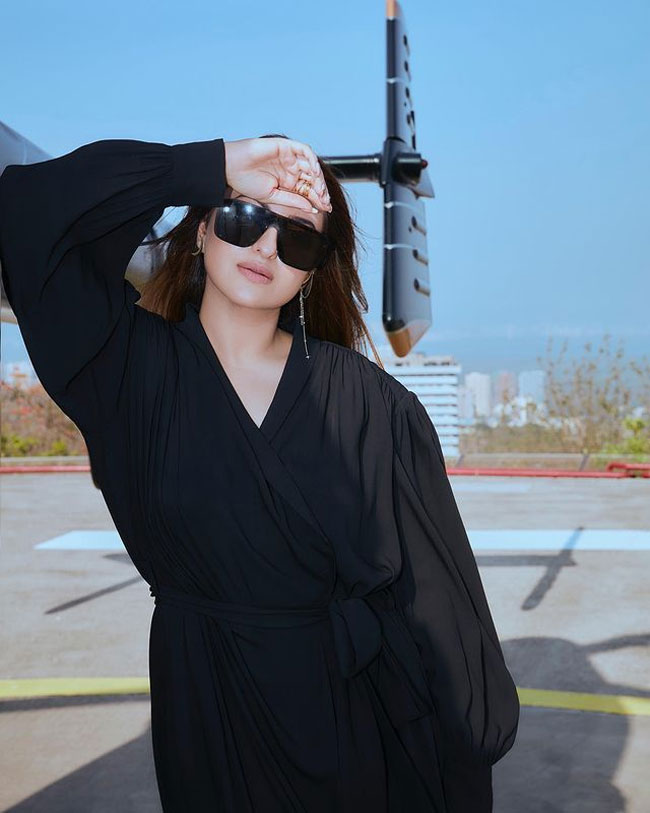 Staggering Poses Of Sonakshi Sinha In Black